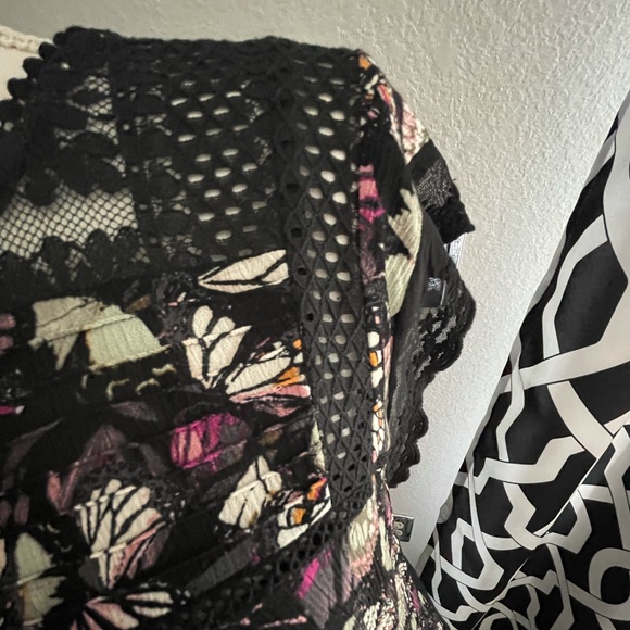 Mixed Media Flutter Sleeve Top - Picture 4 of 6